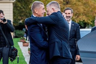 Fico přijel do Česka. S Babišem na zahradě odhalil sochu přátelství - Seznam Zprávy